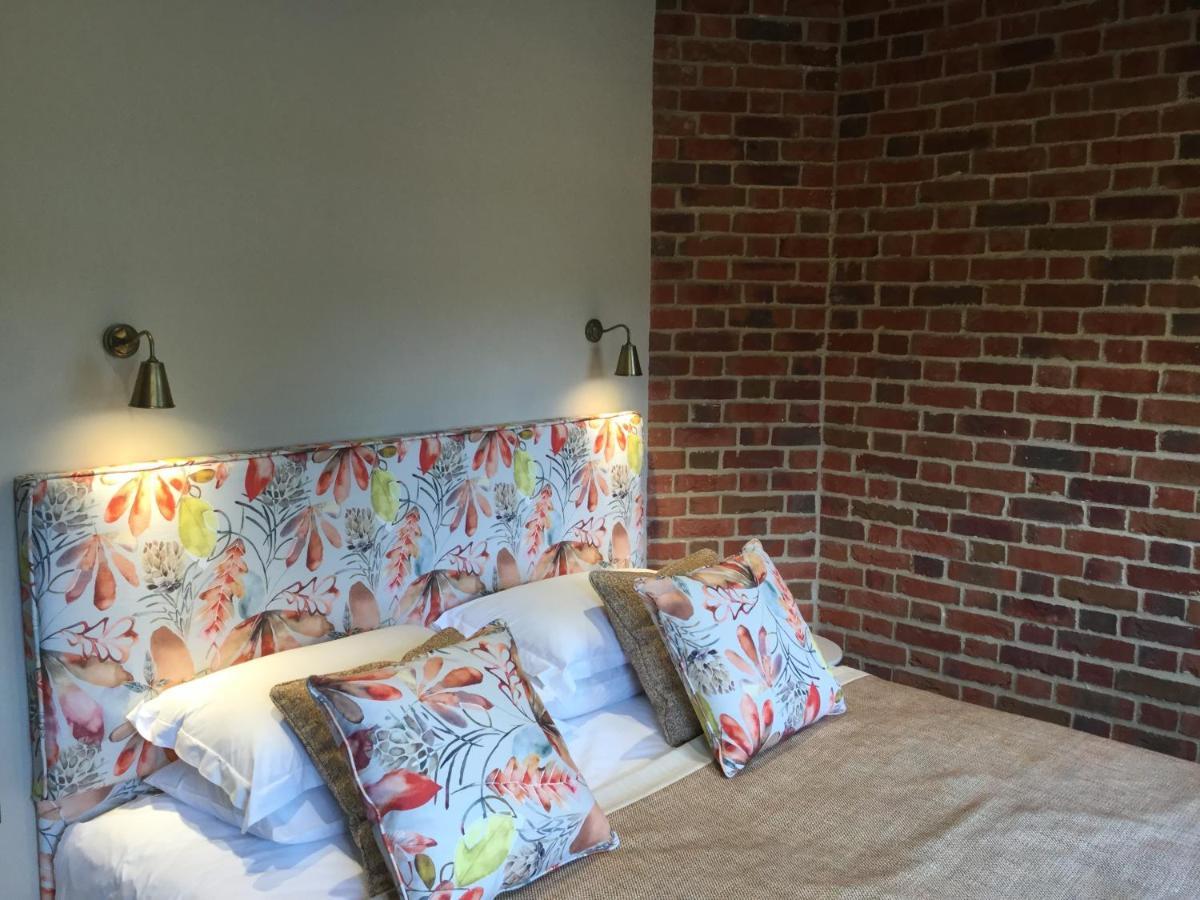 The Shepherds Huts & The Well Lodge At Ormesby Manor Ormesby Saint Michael Экстерьер фото