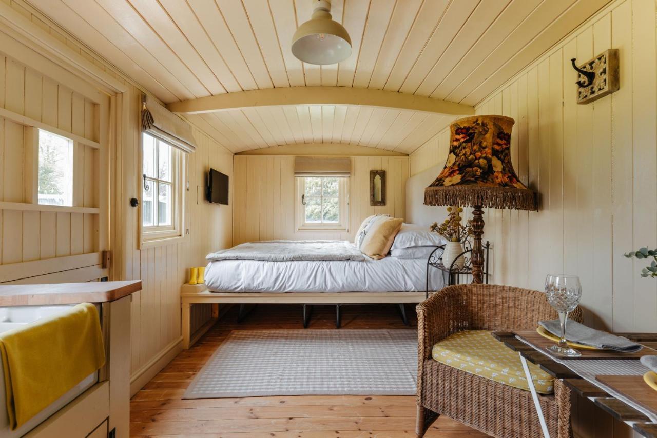 The Shepherds Huts & The Well Lodge At Ormesby Manor Ormesby Saint Michael Экстерьер фото