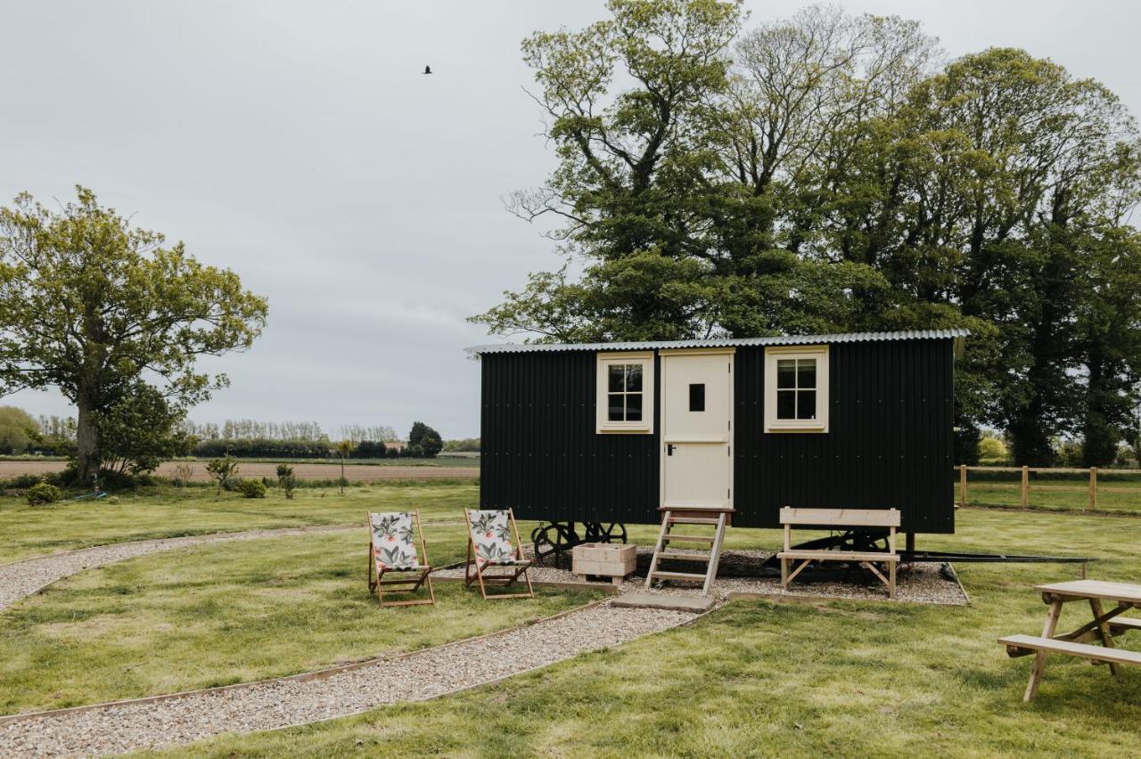 The Shepherds Huts & The Well Lodge At Ormesby Manor Ormesby Saint Michael Экстерьер фото