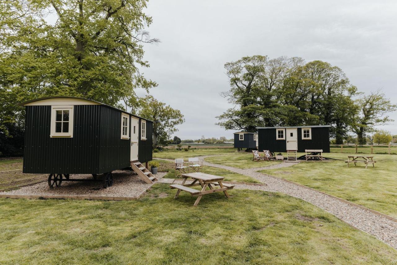 The Shepherds Huts & The Well Lodge At Ormesby Manor Ormesby Saint Michael Экстерьер фото