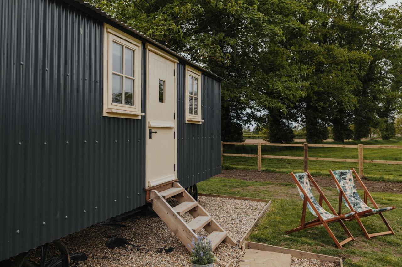 The Shepherds Huts & The Well Lodge At Ormesby Manor Ormesby Saint Michael Экстерьер фото