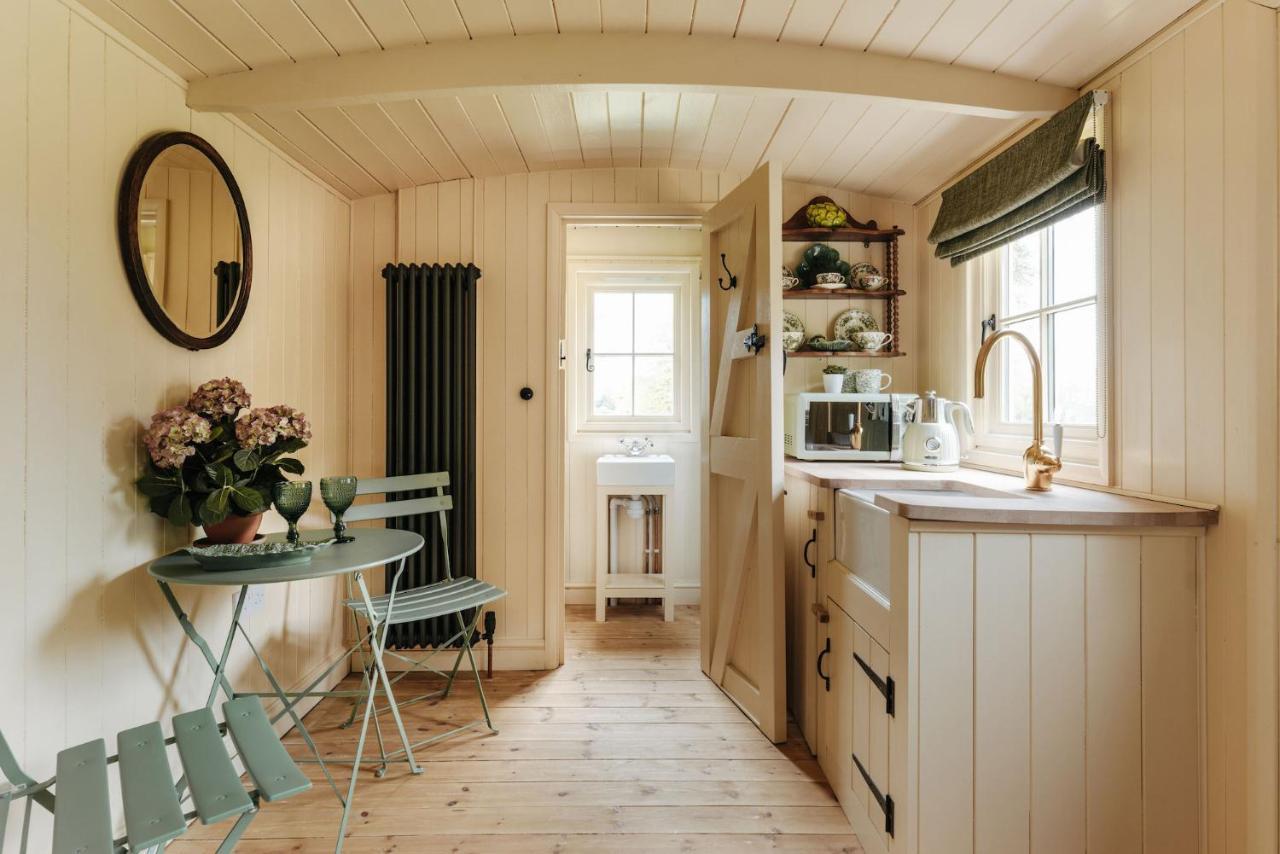 The Shepherds Huts & The Well Lodge At Ormesby Manor Ormesby Saint Michael Экстерьер фото